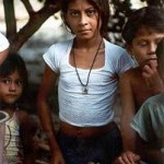 Porträt eines Mädchens mit jüngeren Kindern