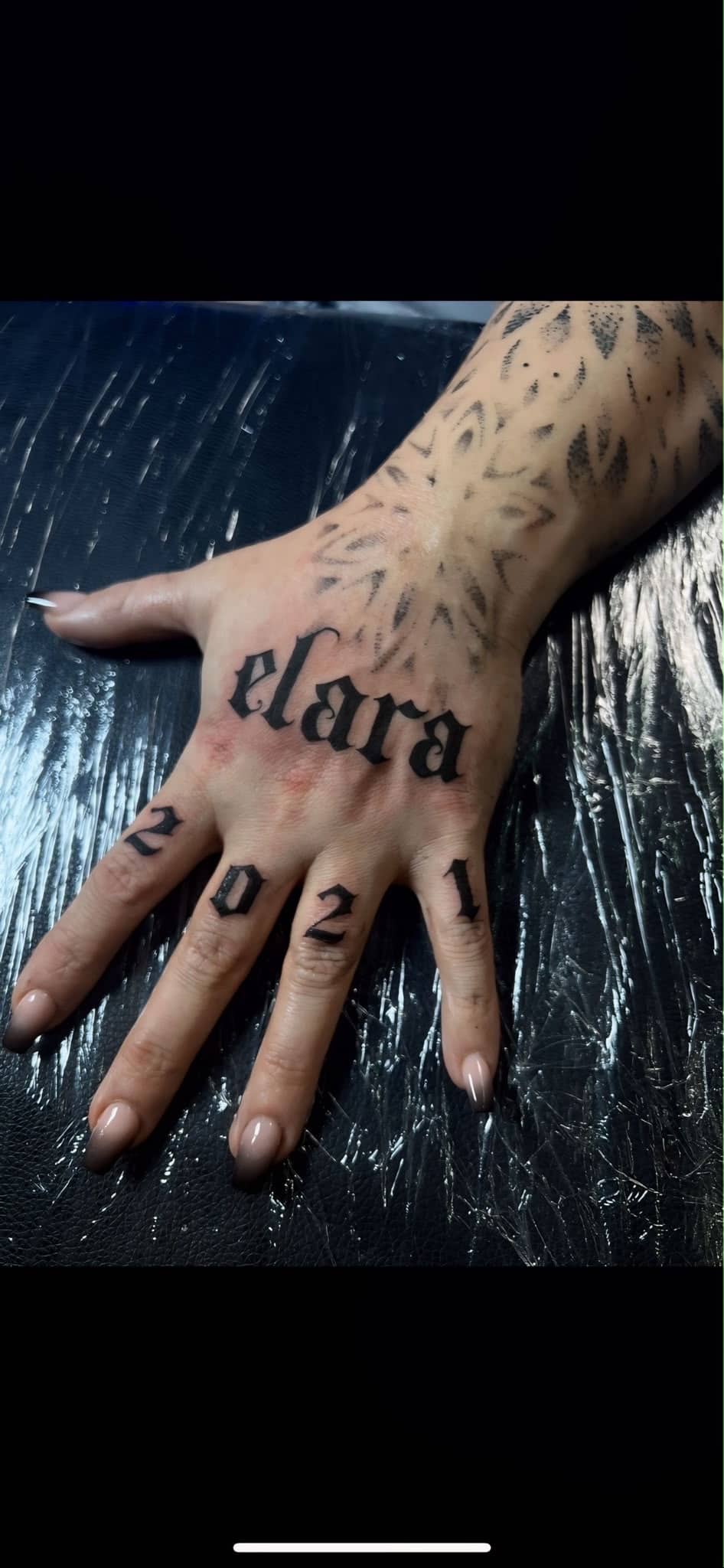 Blackwork elara 2021 Gothic-Schrift auf Handruecken und Finger
