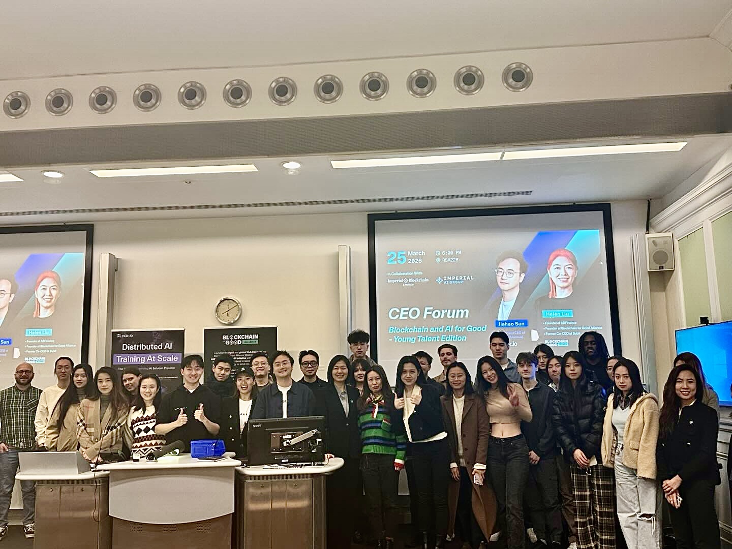 Group photo of all CEO Forum attendees