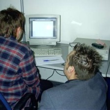 Zwei Personen von hinten am CRT-Computer