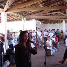 Frau spricht am Mikrofon vor Publikum im Pavillon