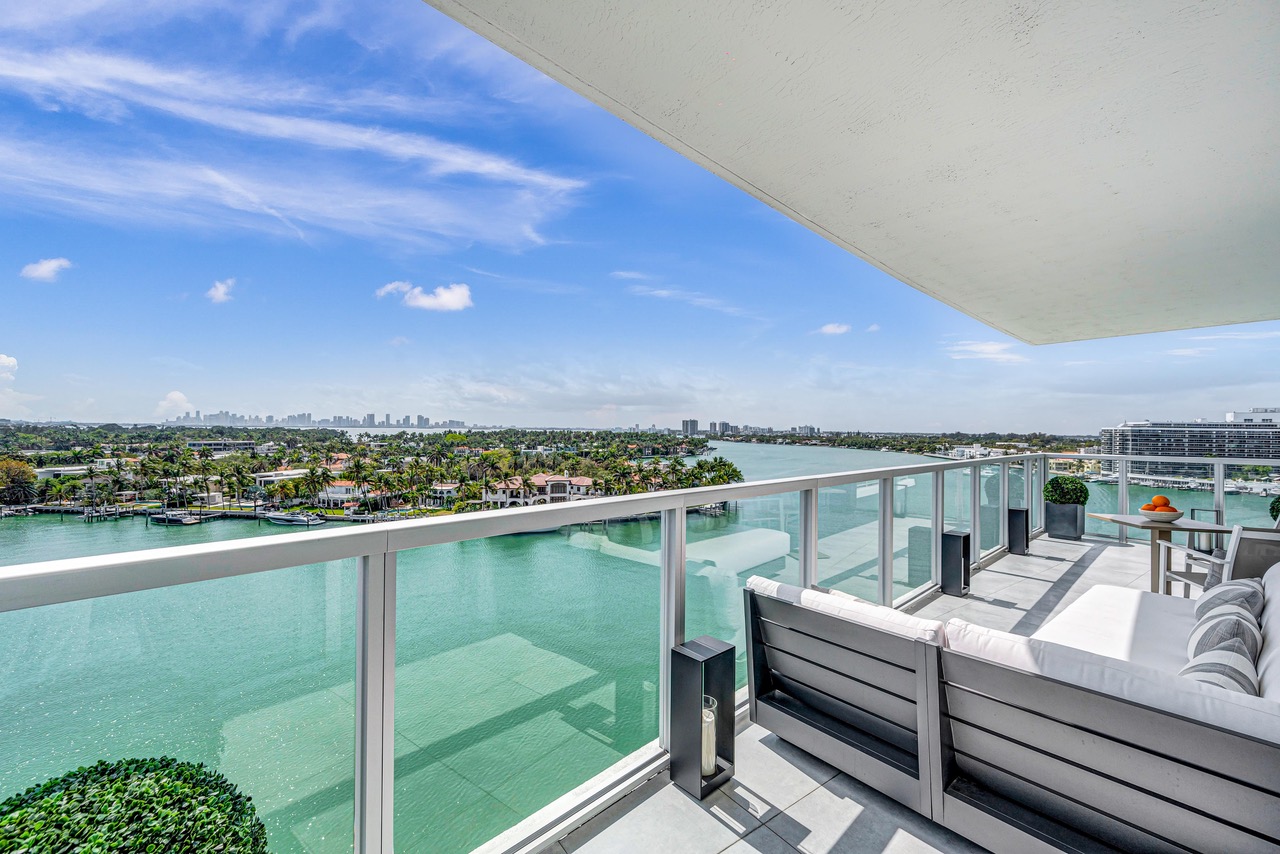 Miami Apartment - Outdoor Lounge