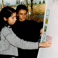 Zwei Personen arbeiten an einem Lernposter