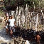 Frauen beim Wassertragen