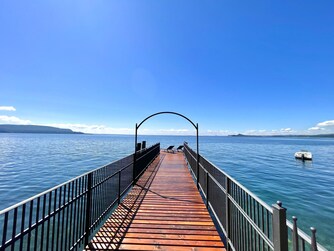Pontile privato con arco sul lago