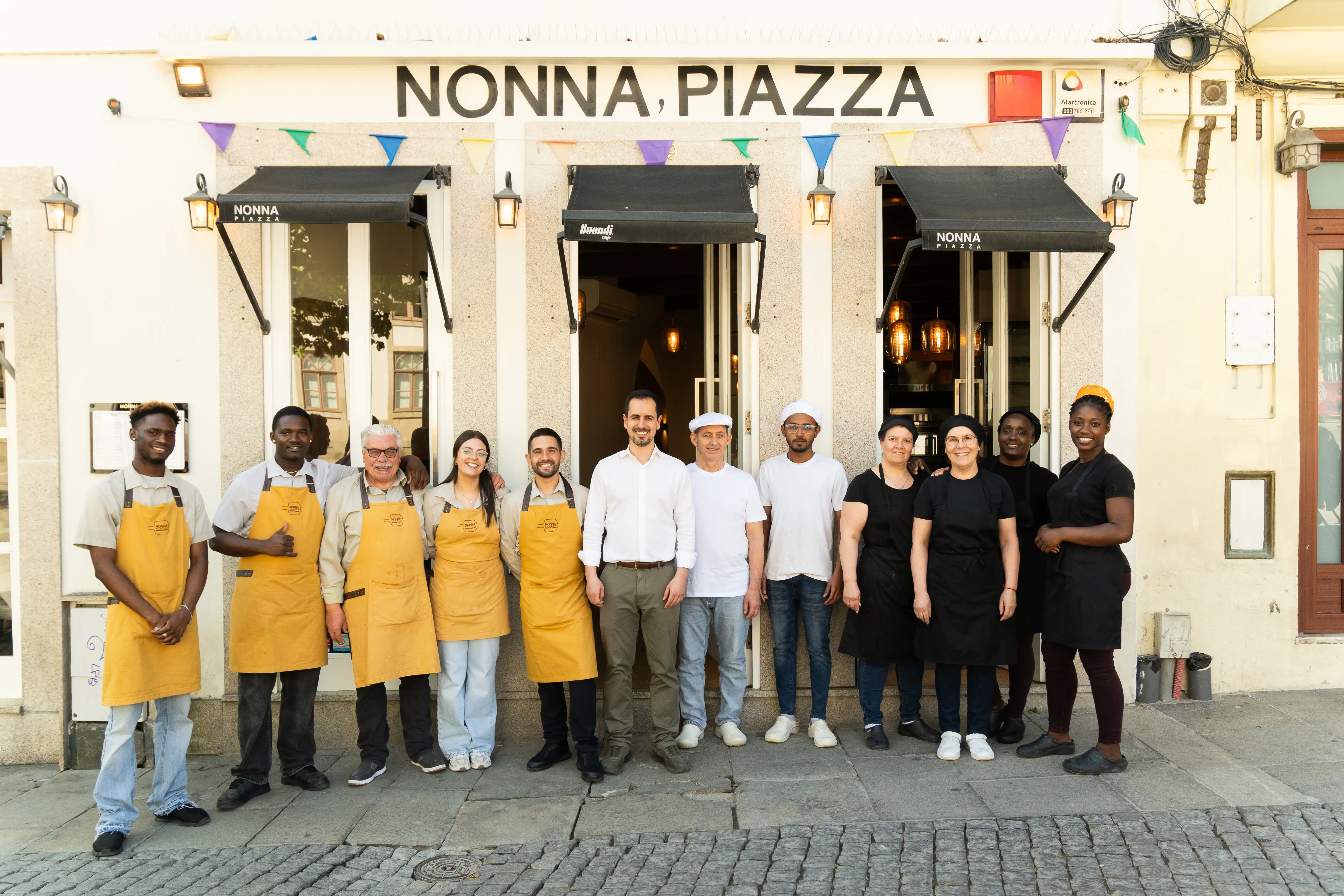 Equipa da Nonna Piazza em frente ao restaurante no Porto