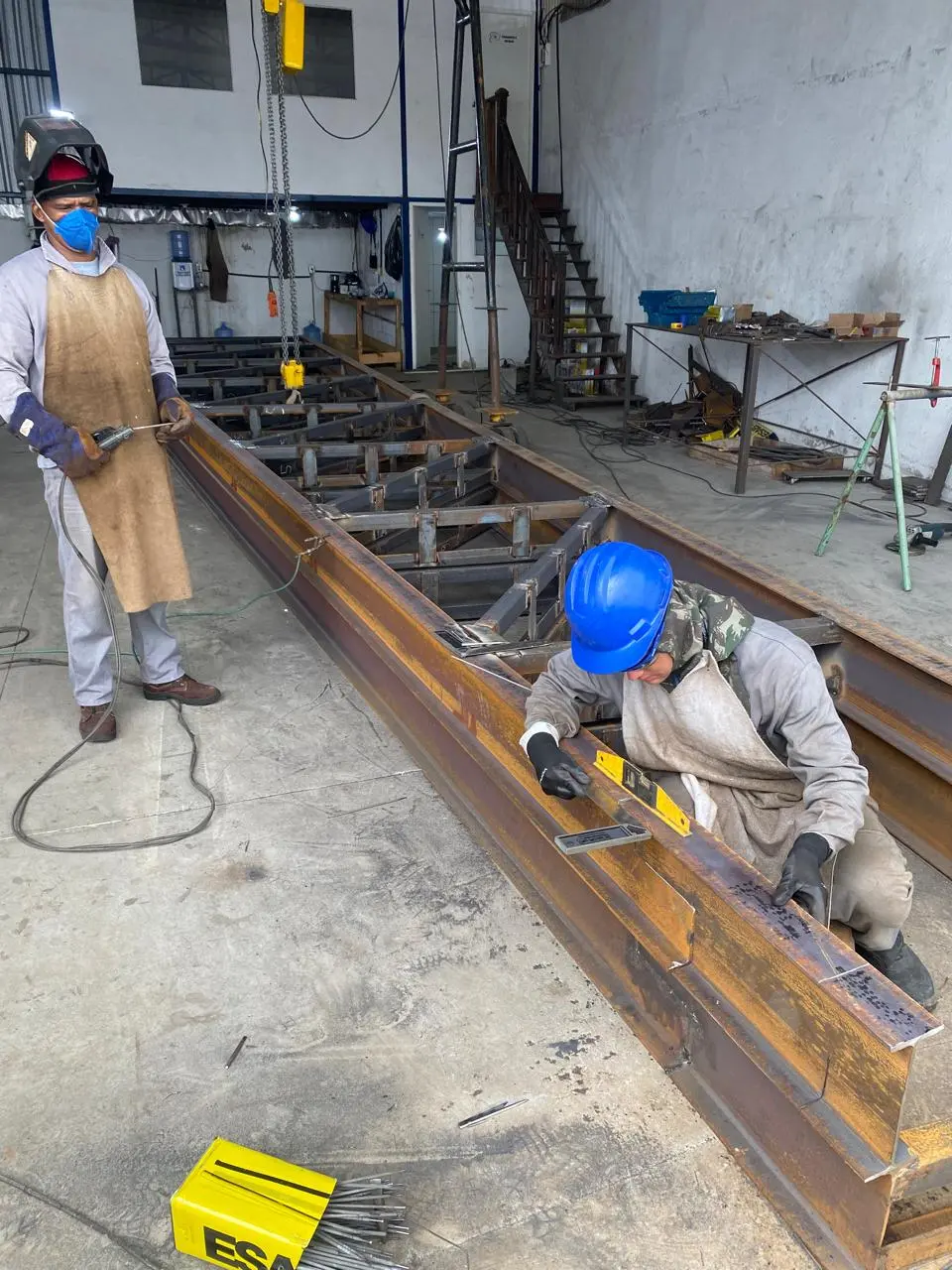 Equipe FGA trabalhando em estrutura metálica
