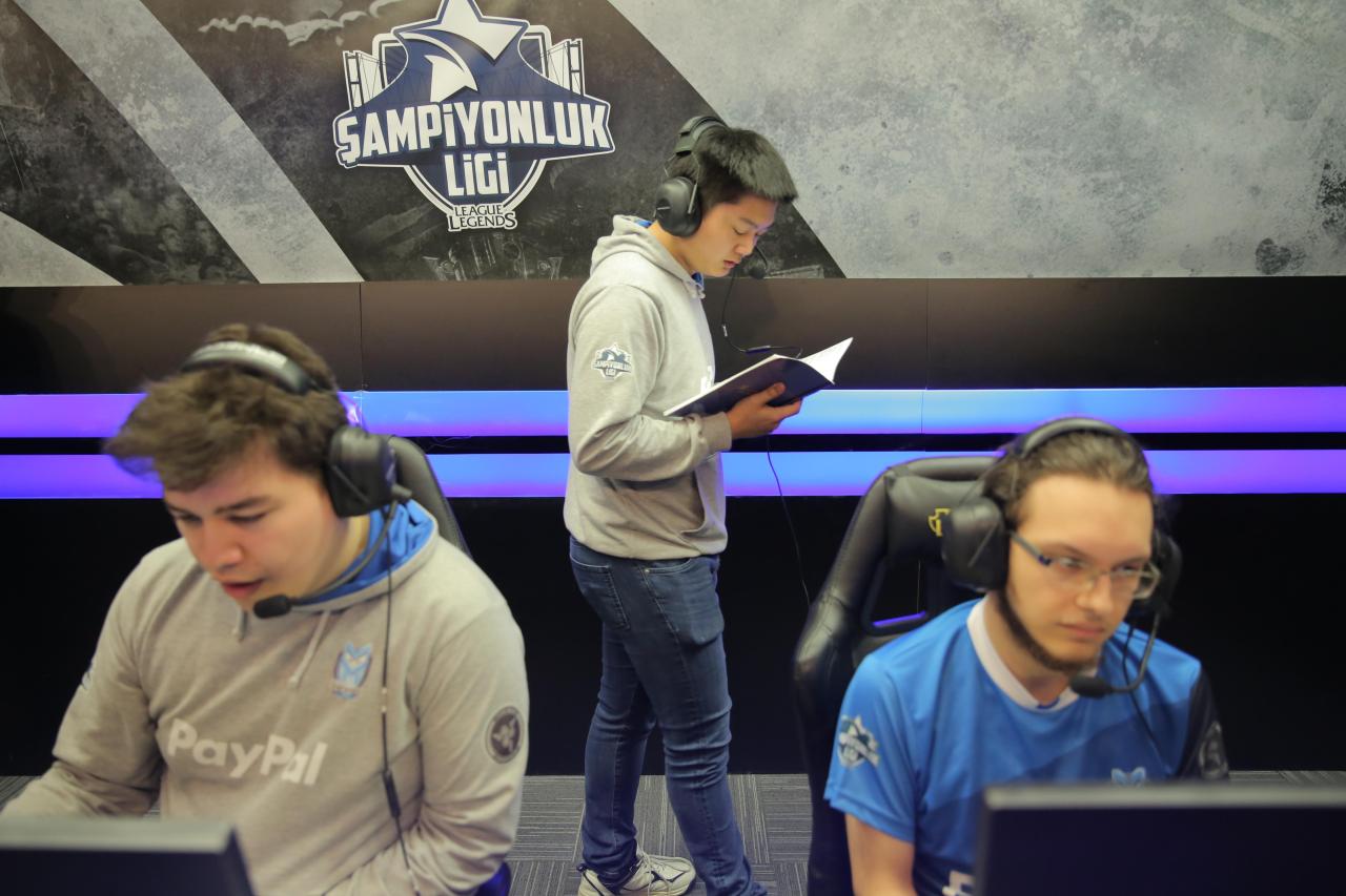 David coaching at the Turkish League of Legends Championship