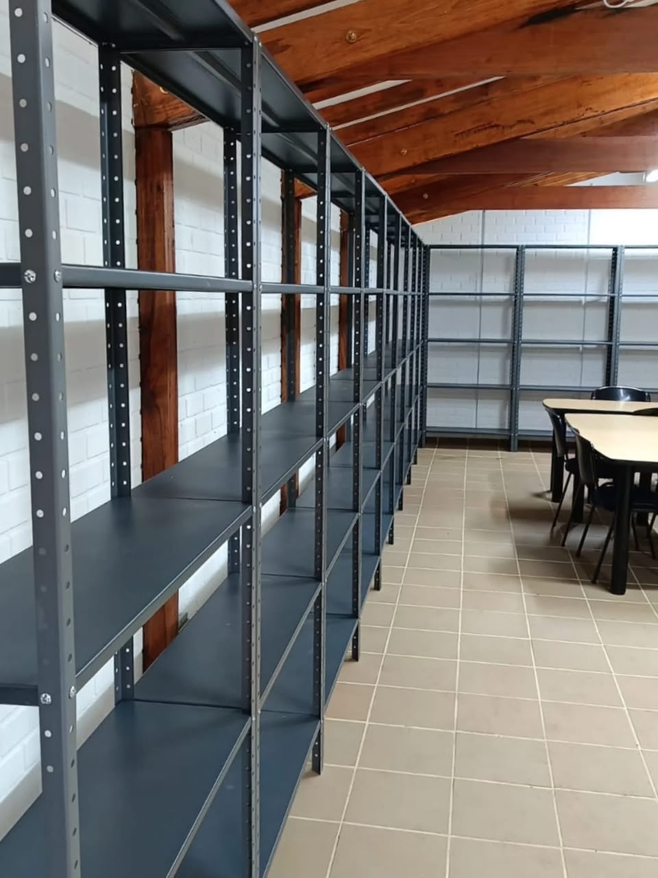Estanterías metálicas instaladas — Metal Muebles Venezuela