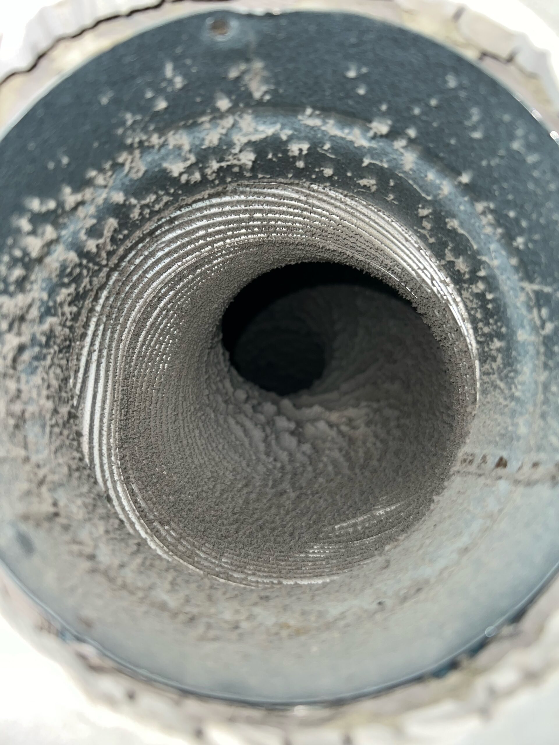 Støvfylt ventilasjonskanel i leilighetsbygg — før rens