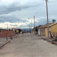 Wohnstraße in der Abenddämmerung mit Kindern