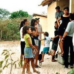 Teambesuch vor dem Gebäude