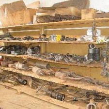 Holzregale voller KFZ-Ersatzteile in der Lehrwerkstatt der Missionsstation