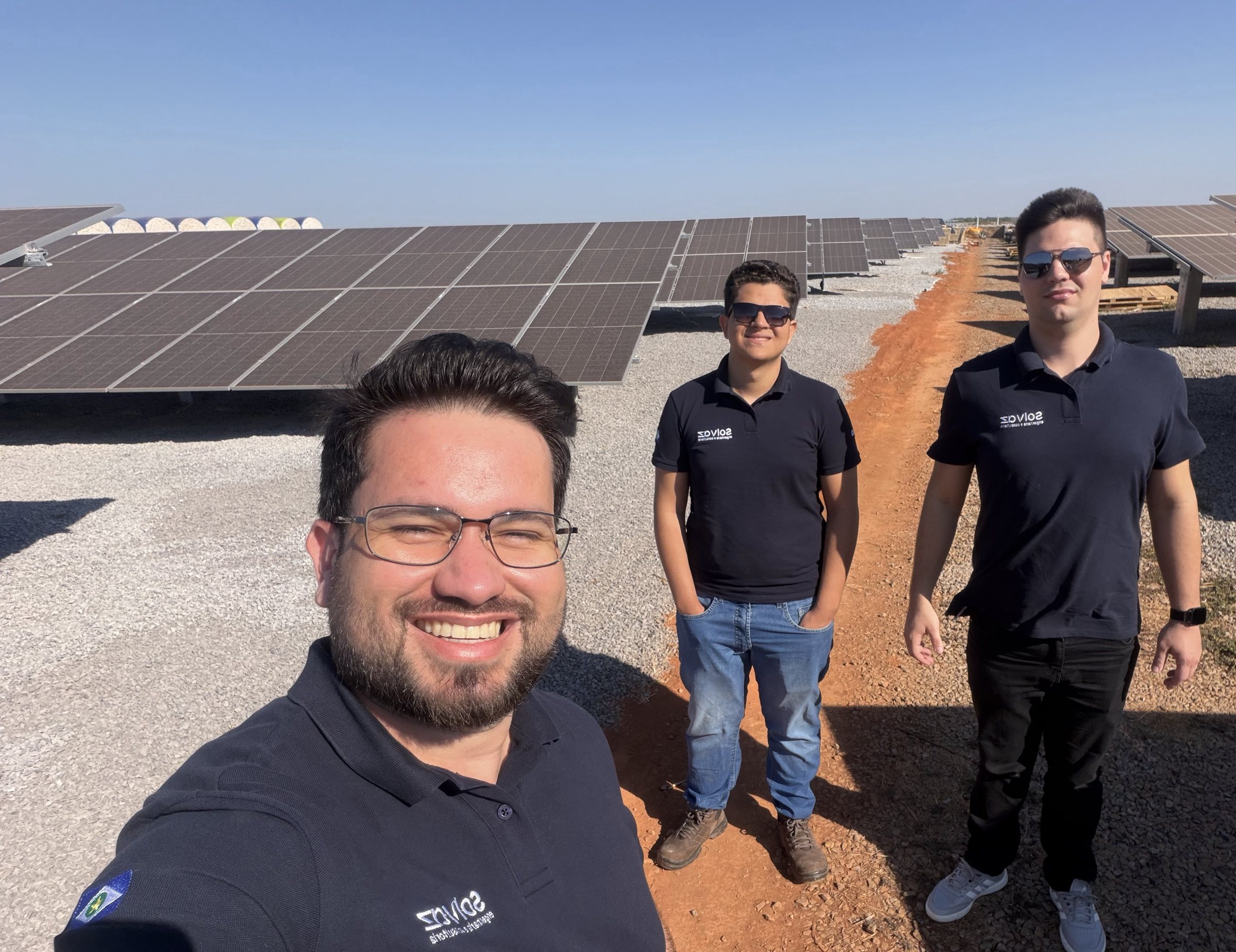 Equipe técnica da Solvaz em usina solar
