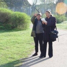 Zwei Frauen spazieren im Sonnenschein im Park