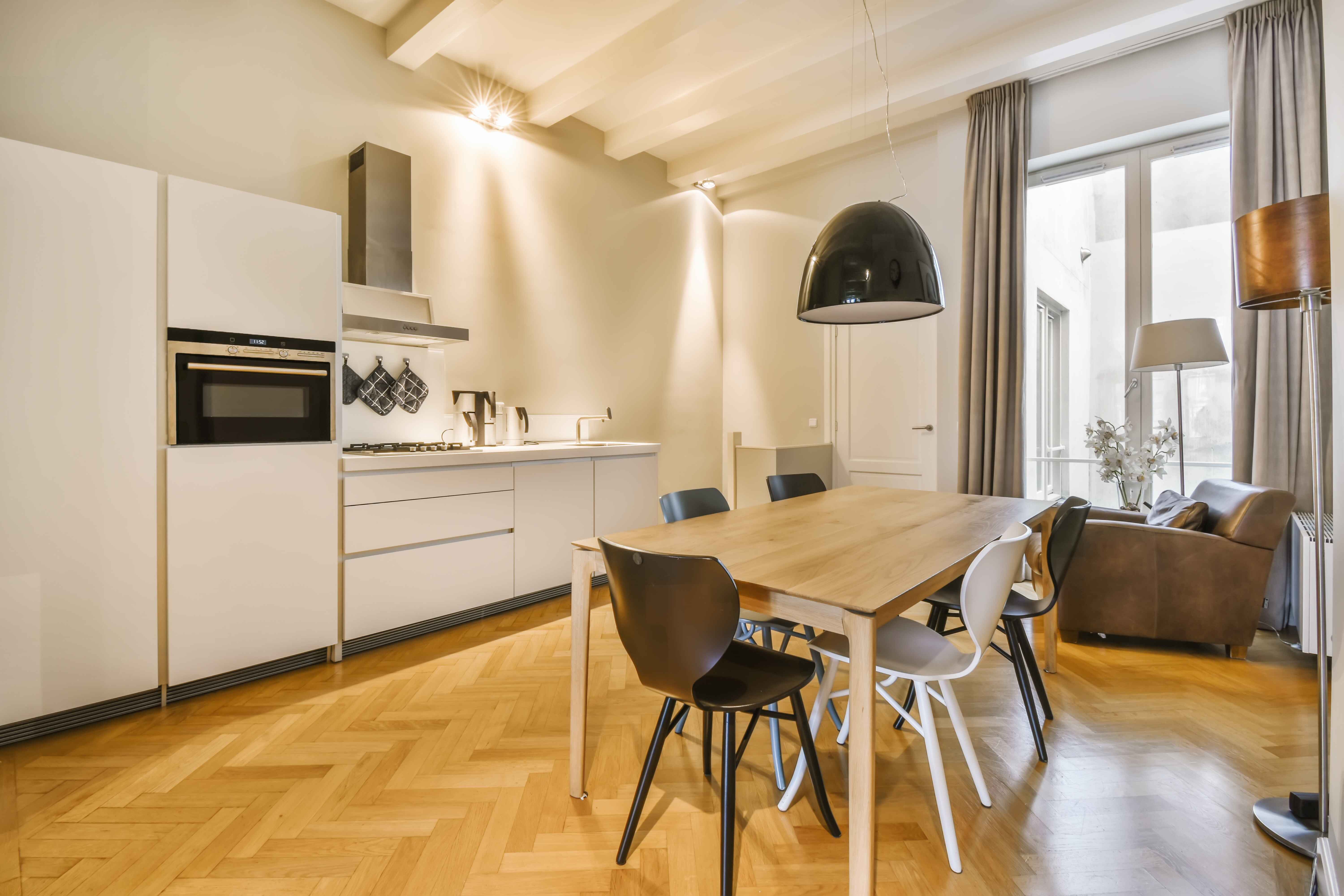 Appartement moderne avec cuisine équipée et salle à manger design