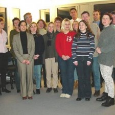 Gruppenportrait aller Projektbeteiligten im Innenraum