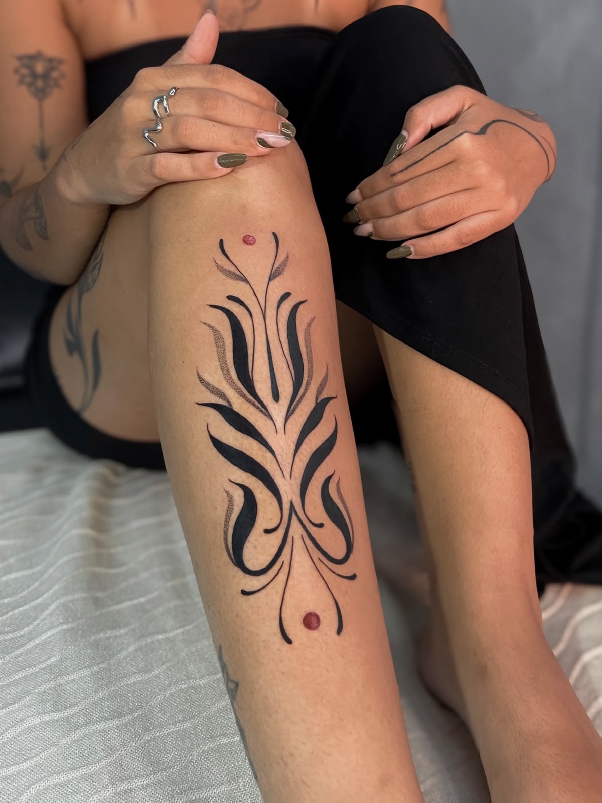 Padrão ornamental delicado com elementos botânicos