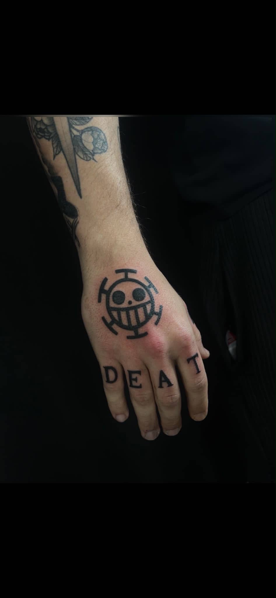 Blackwork One Piece Trafalgar Law Totenkopf-Symbol DEAT auf Handruecken und Finger