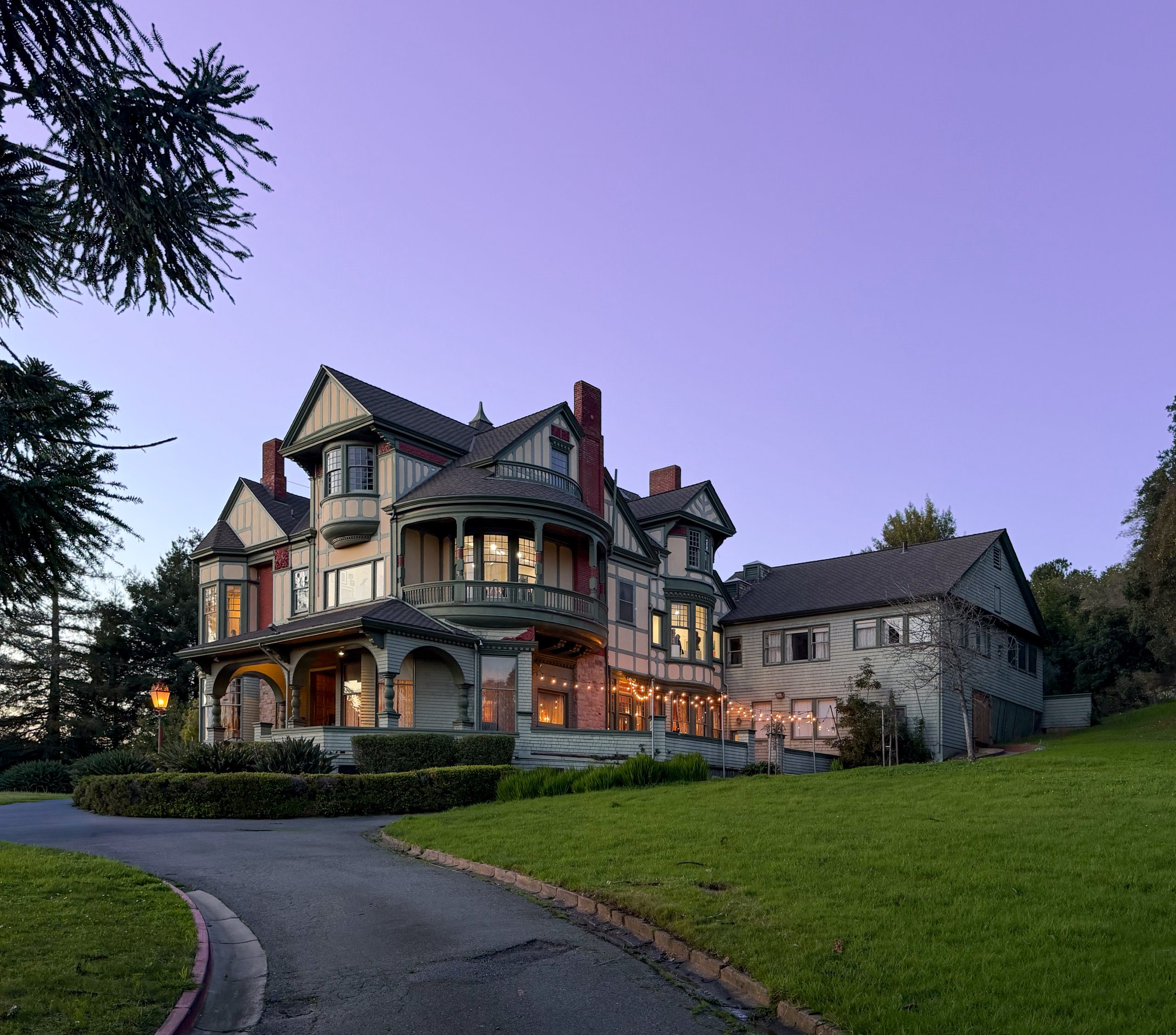 The Falkirk Mansion at dusk