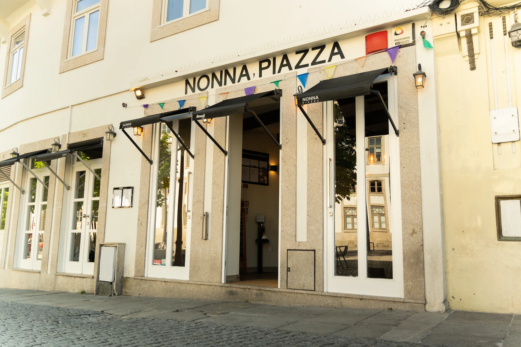Fachada da Nonna Piazza no Porto