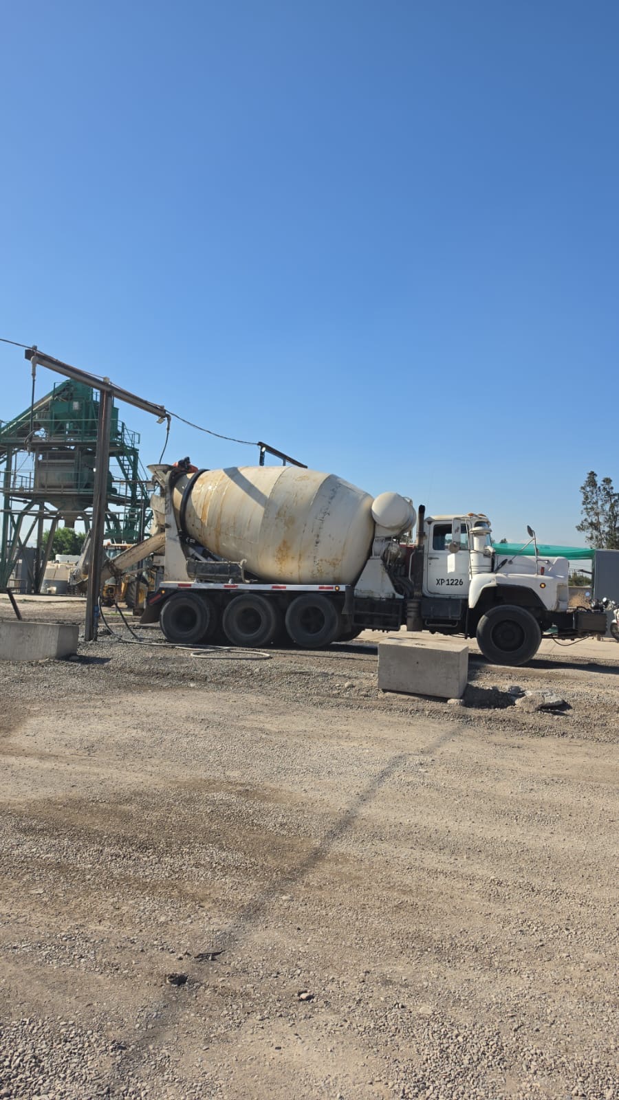 Camión mixer XP-1226 de Transportes FICA en planta de hormigón