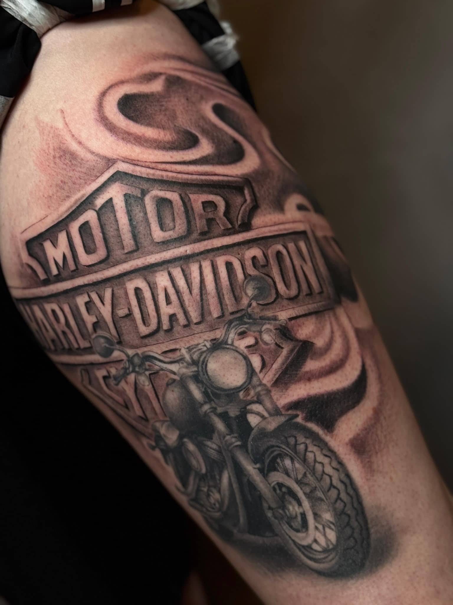 Black and Grey Harley-Davidson Logo mit realistischem Motorrad am Oberschenkel