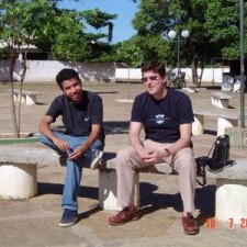 Pickup auf rotem Sandweg