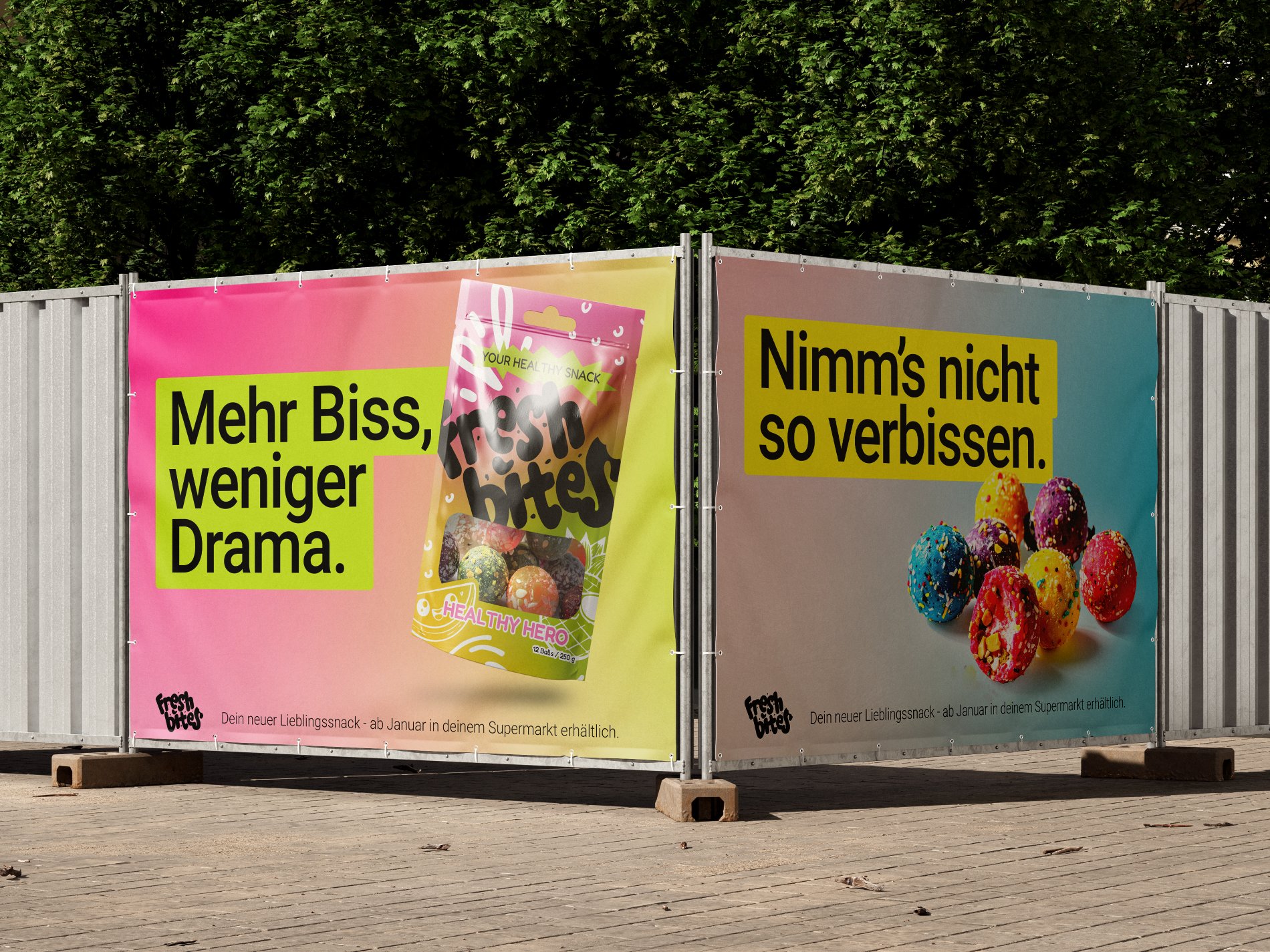 Fresh Bites Werbebanner mit Snackmotiven an einem Bauzaun im Grünen