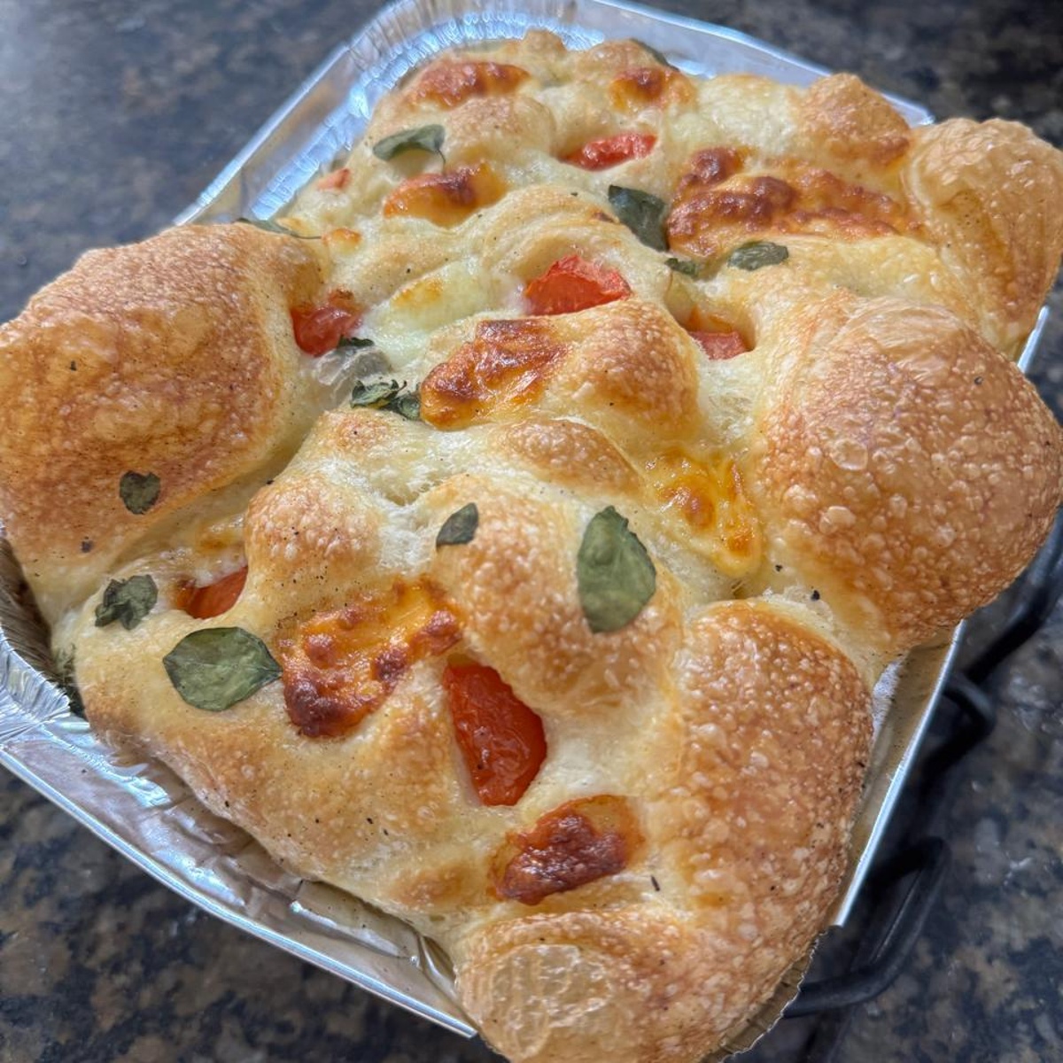 Focaccia artesanal com tomate e manjericão da FERMENTA
