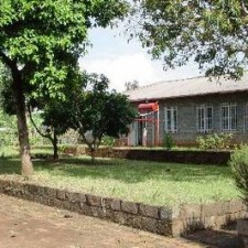 Steingebäude der Missionsstation mit gepflegtem Rasen