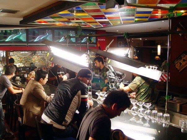Making of Vale Todo — crew filming a bar scene under lighting rigs