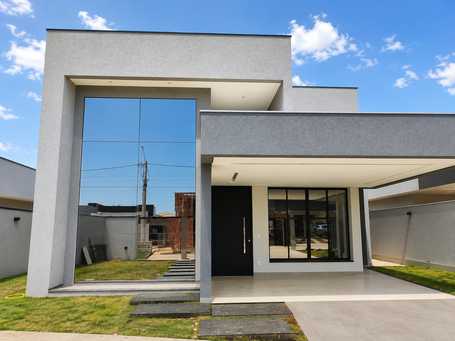 Fachada contemporânea com grandes vãos