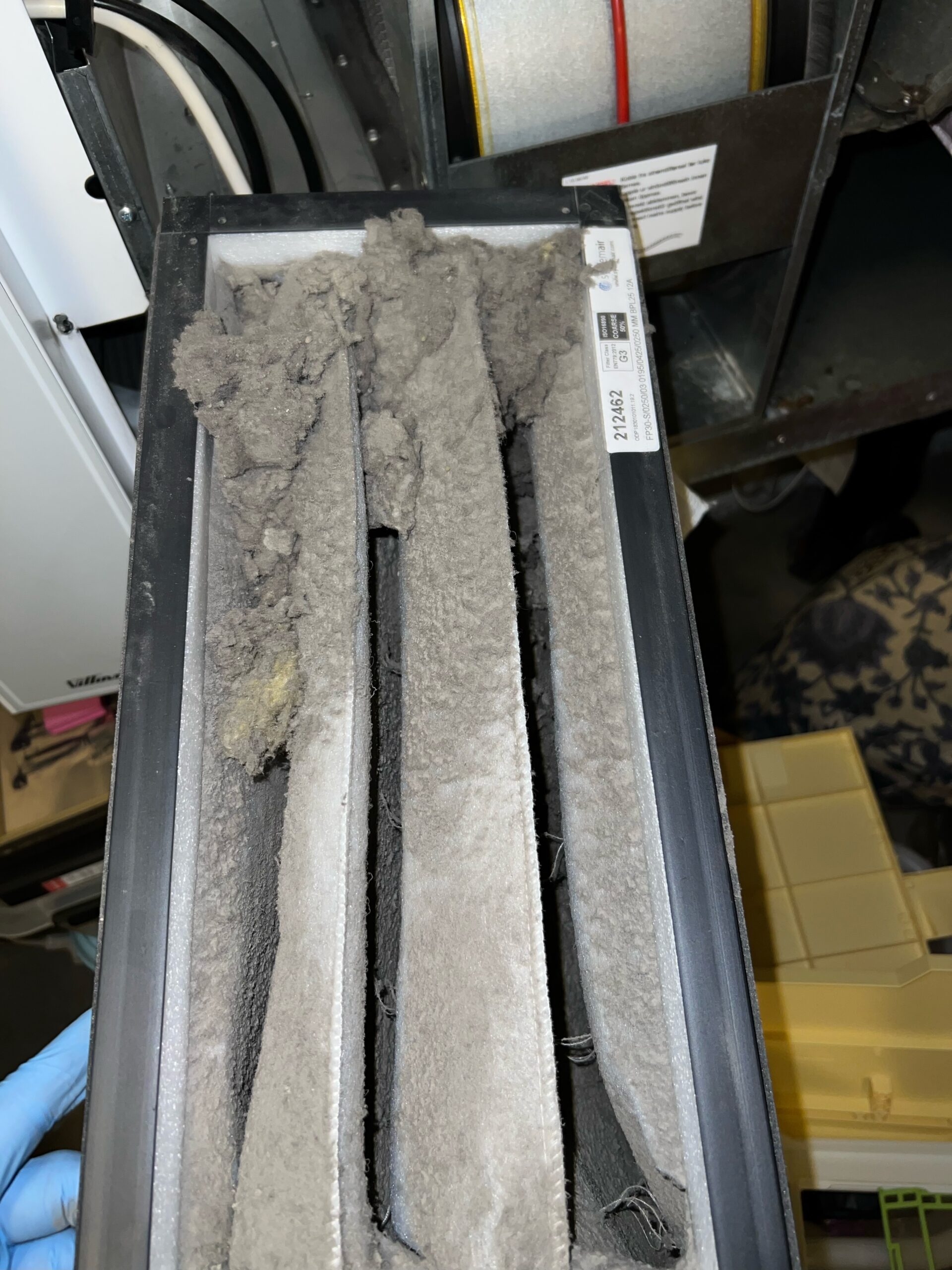 Kraftig tilsmusset HVAC-filter — før bytte