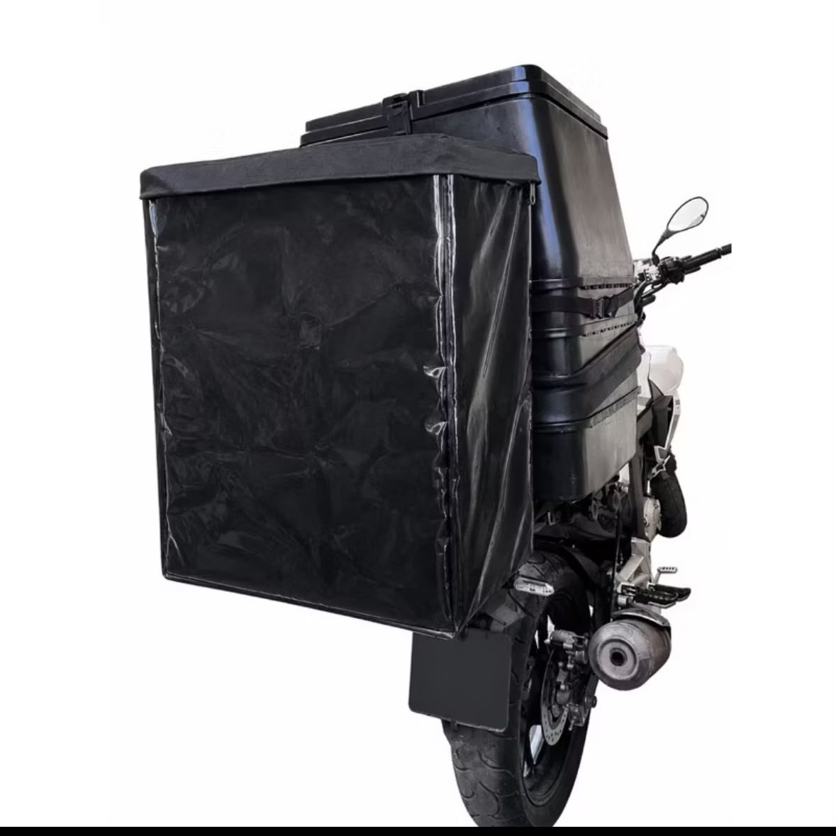 Bolsa traseira preta instalada em uma motocicleta