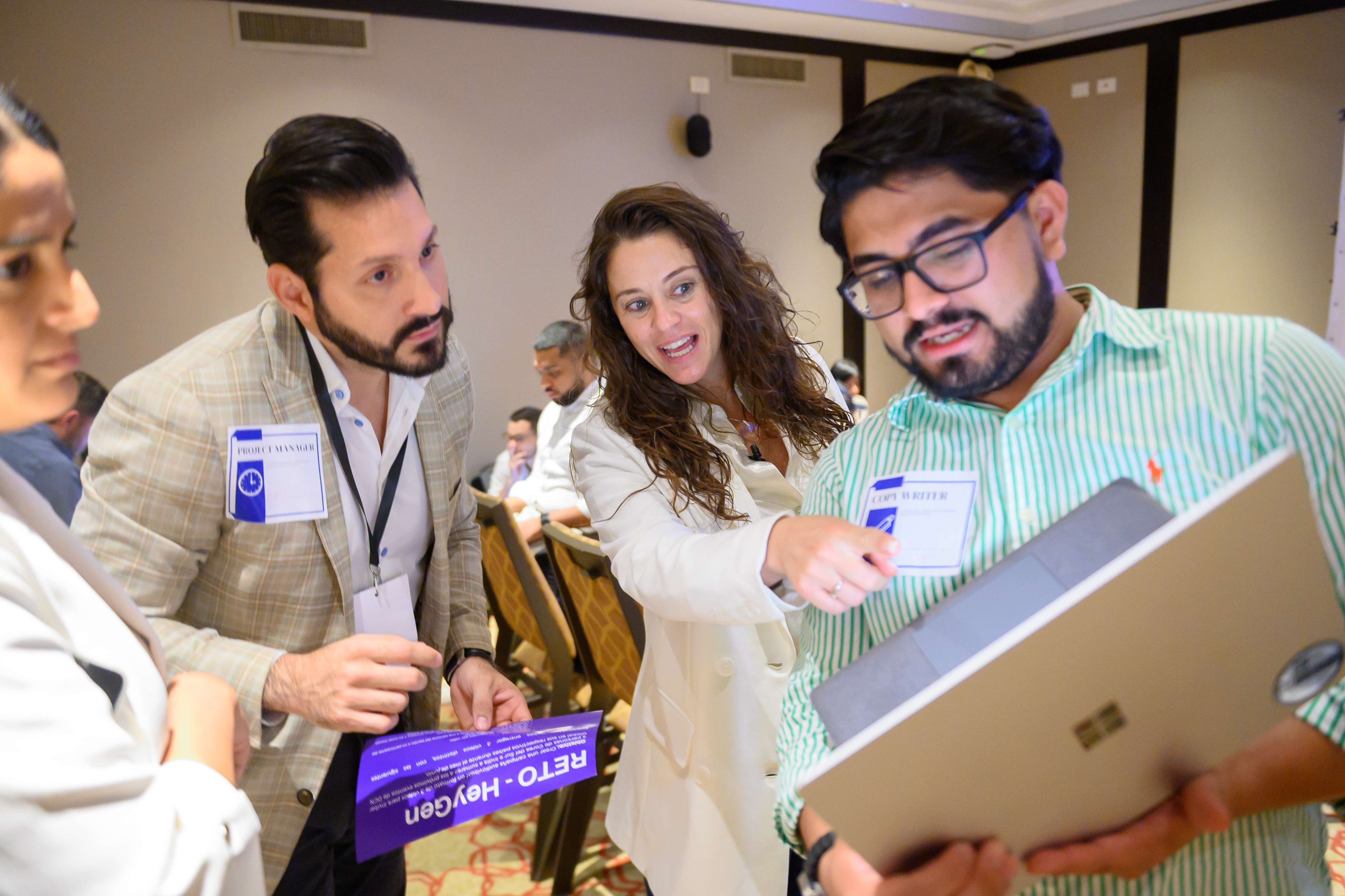 Daniela trabajando con equipo en workshop de IA