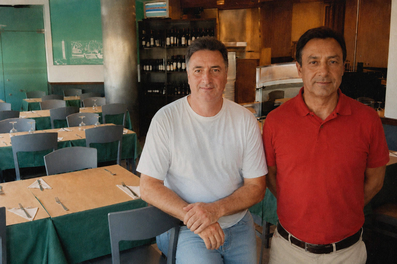 Dois homens no interior do restaurante familiar