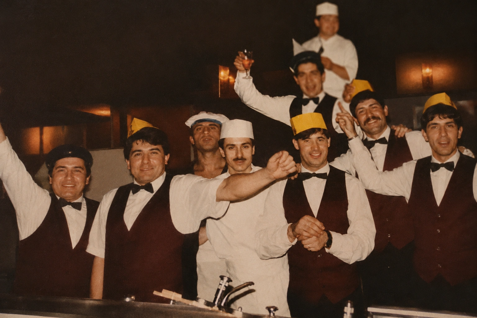 Fotografia histórica de um dos fundadores na cozinha do restaurante