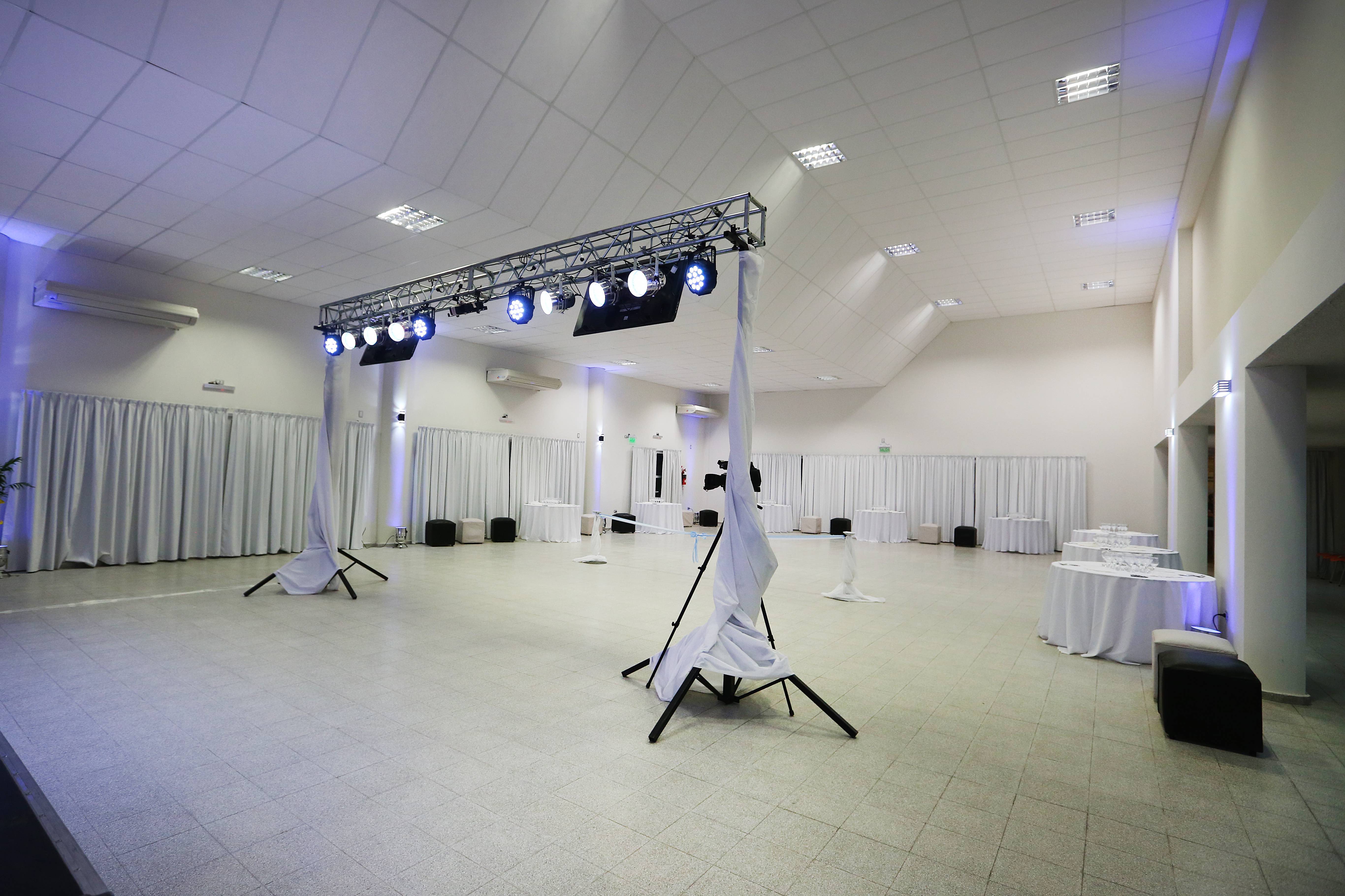 Salón Principal - Escenario e iluminación