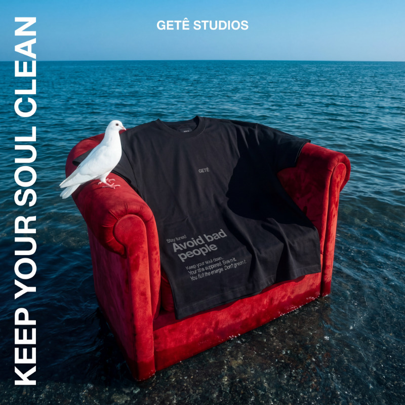 Camiseta Getê Studios preta - Editorial sofá vermelho