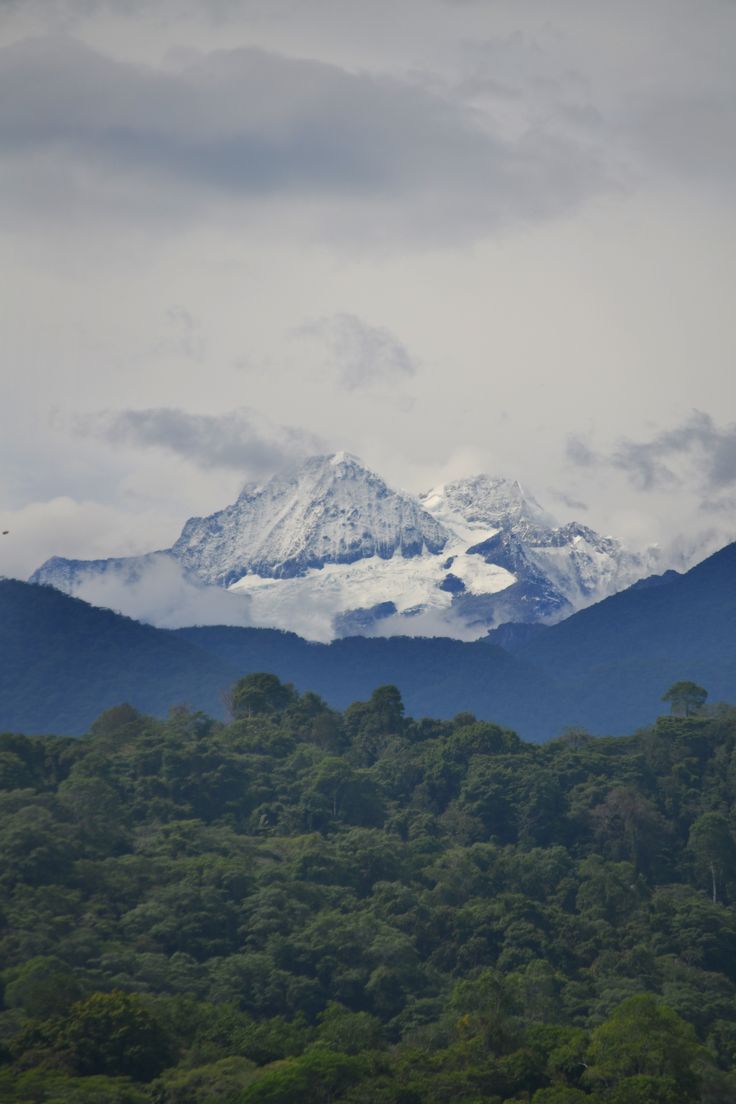 Sierra Nevada de Santa Marta con picos nevados y bosque verde