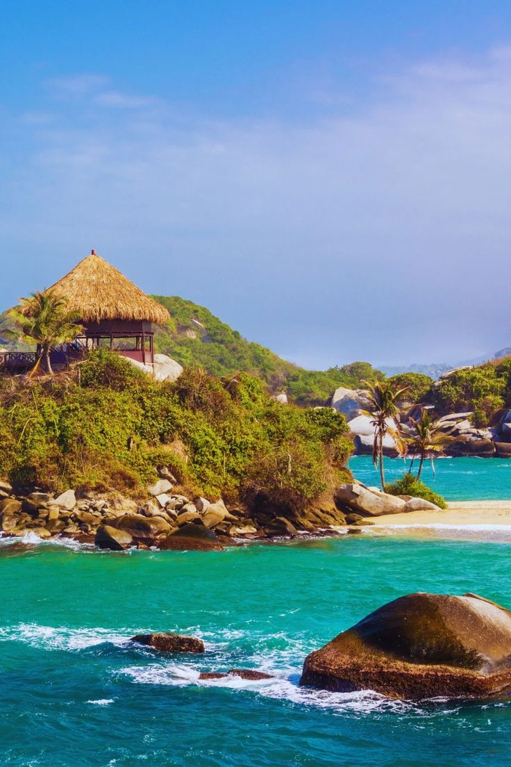 Playa del Parque Tayrona con agua turquesa y cabana tipica