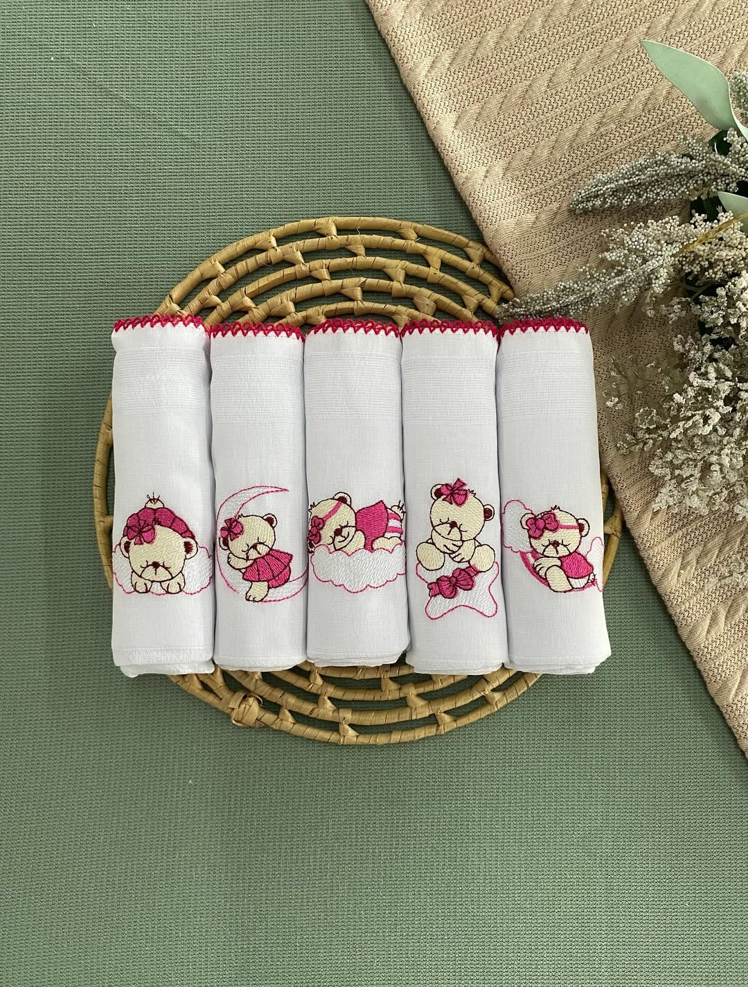 Fraldas bordadas rosa