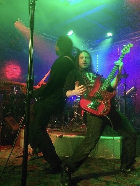 fyoosha bassist and guitarist performing live