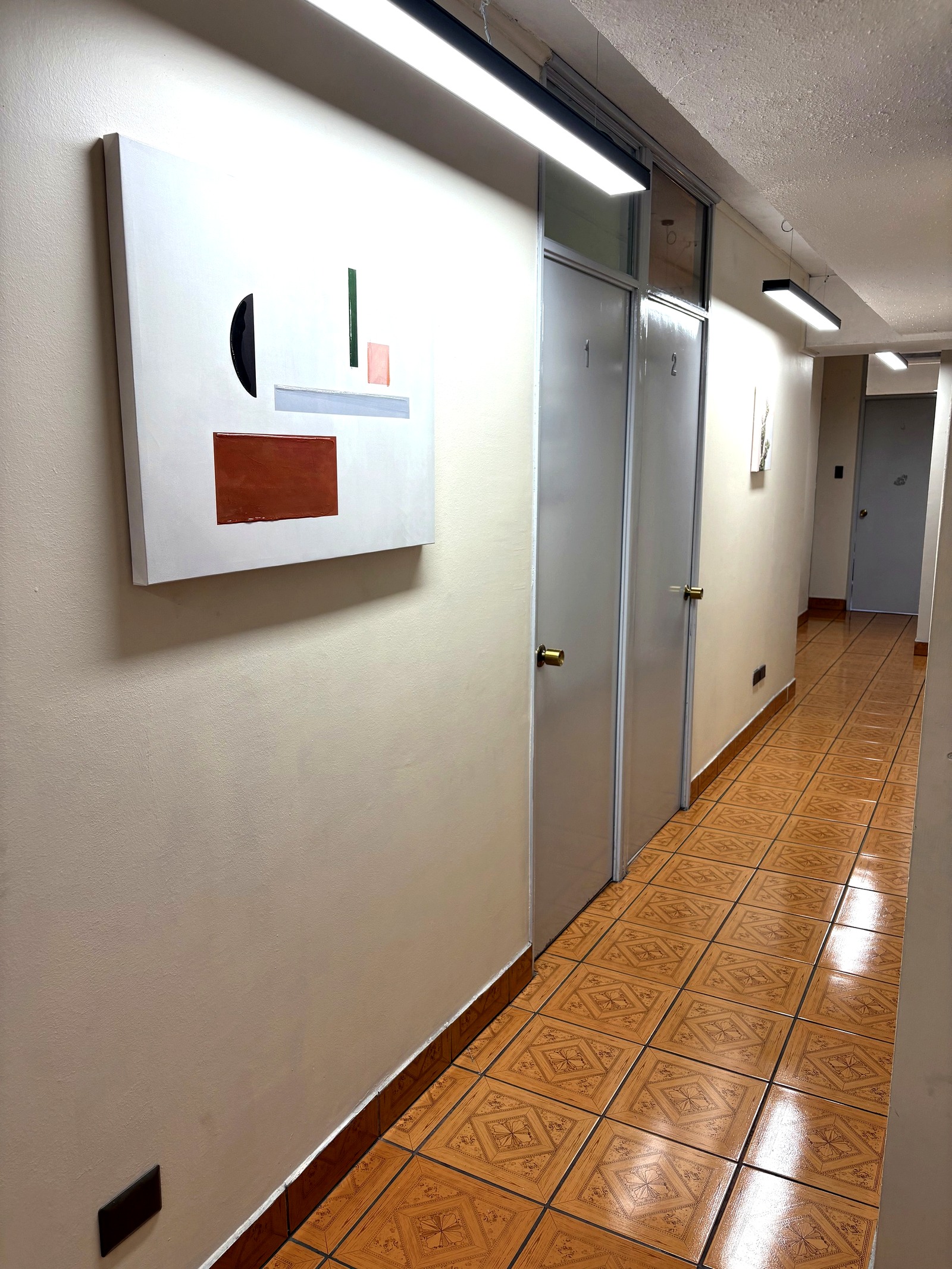 Pasillo de consultorios ReconoSERte con arte abstracto