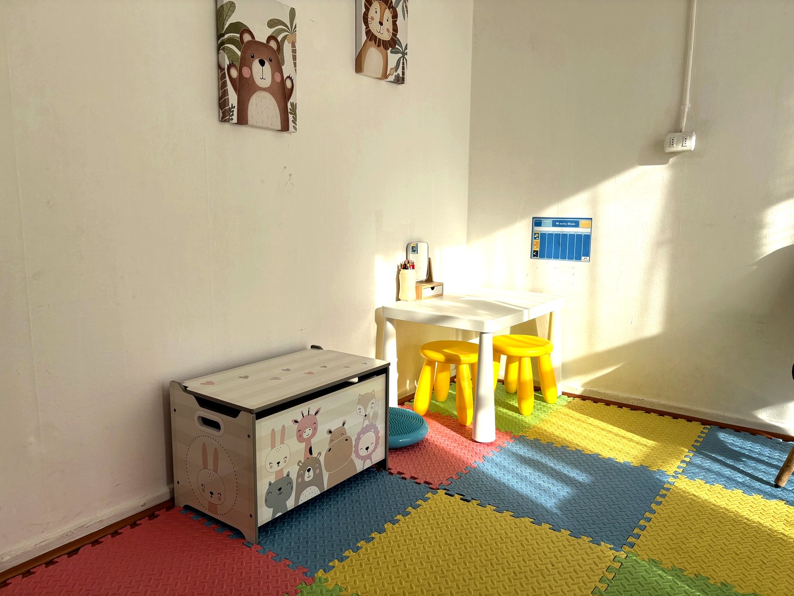 Colorida sala de terapia infanto-juvenil con piso de goma