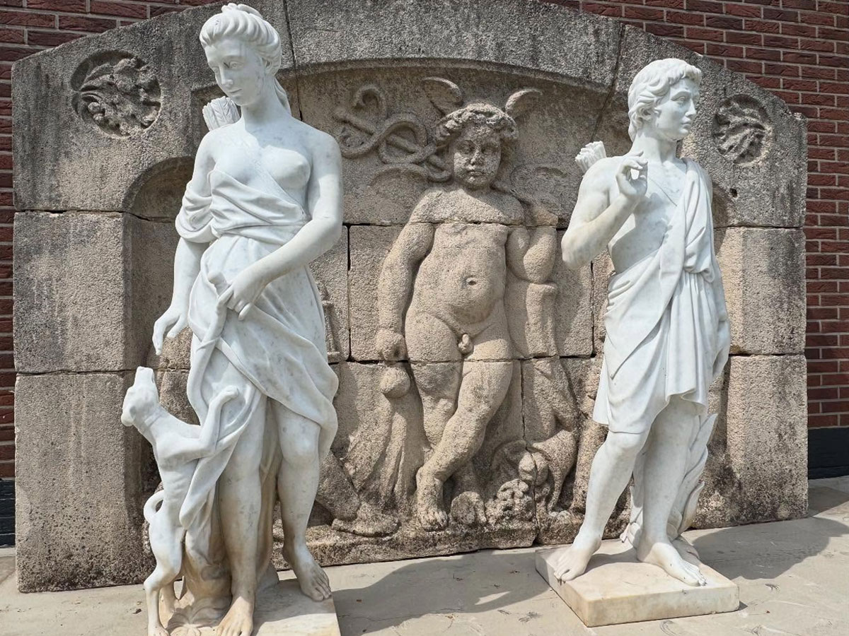 Paire de statues en marbre de Carrare
