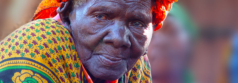 Ältere Frau in traditioneller afrikanischer Kleidung