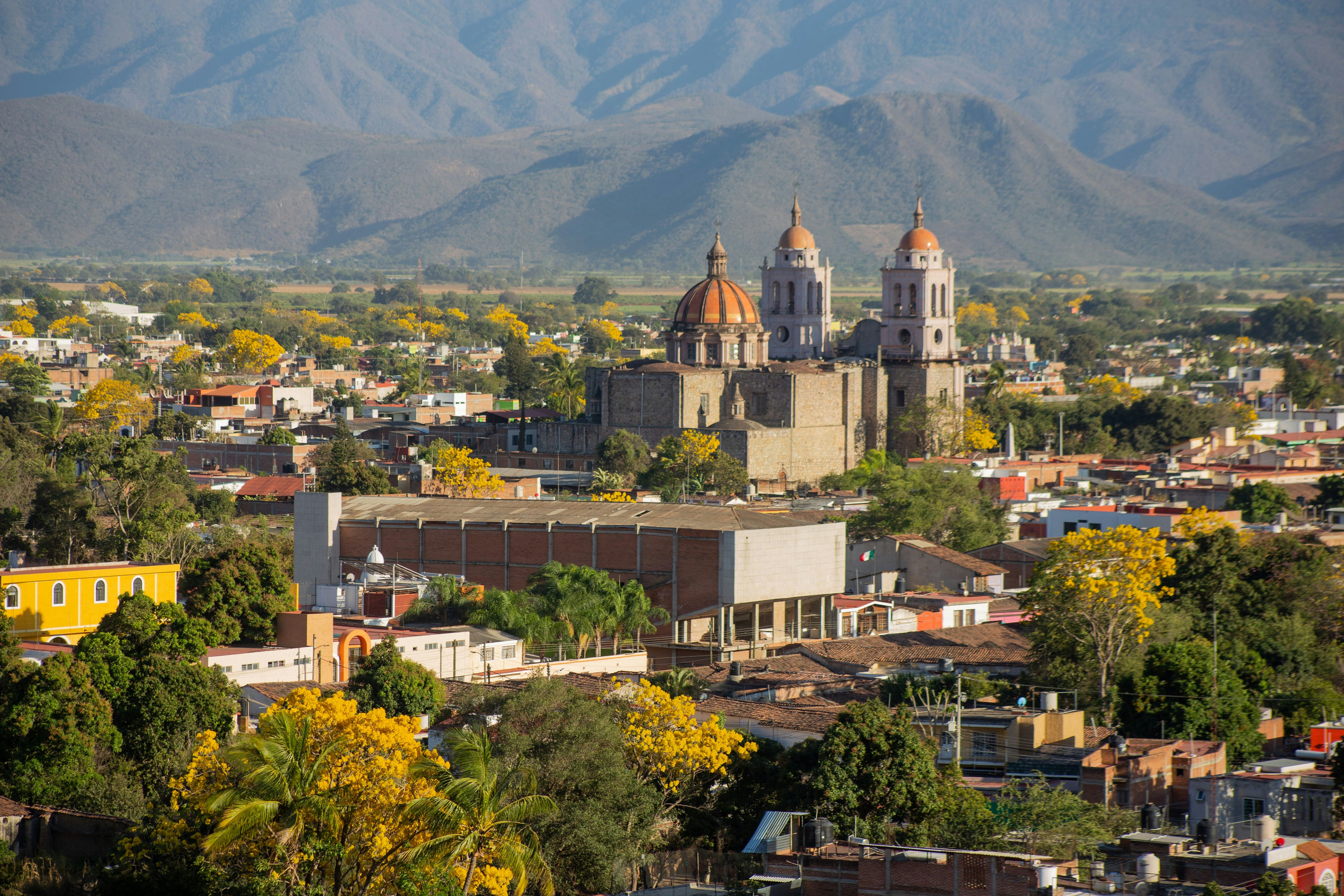 Latinamerikansk by med katedral og fjell