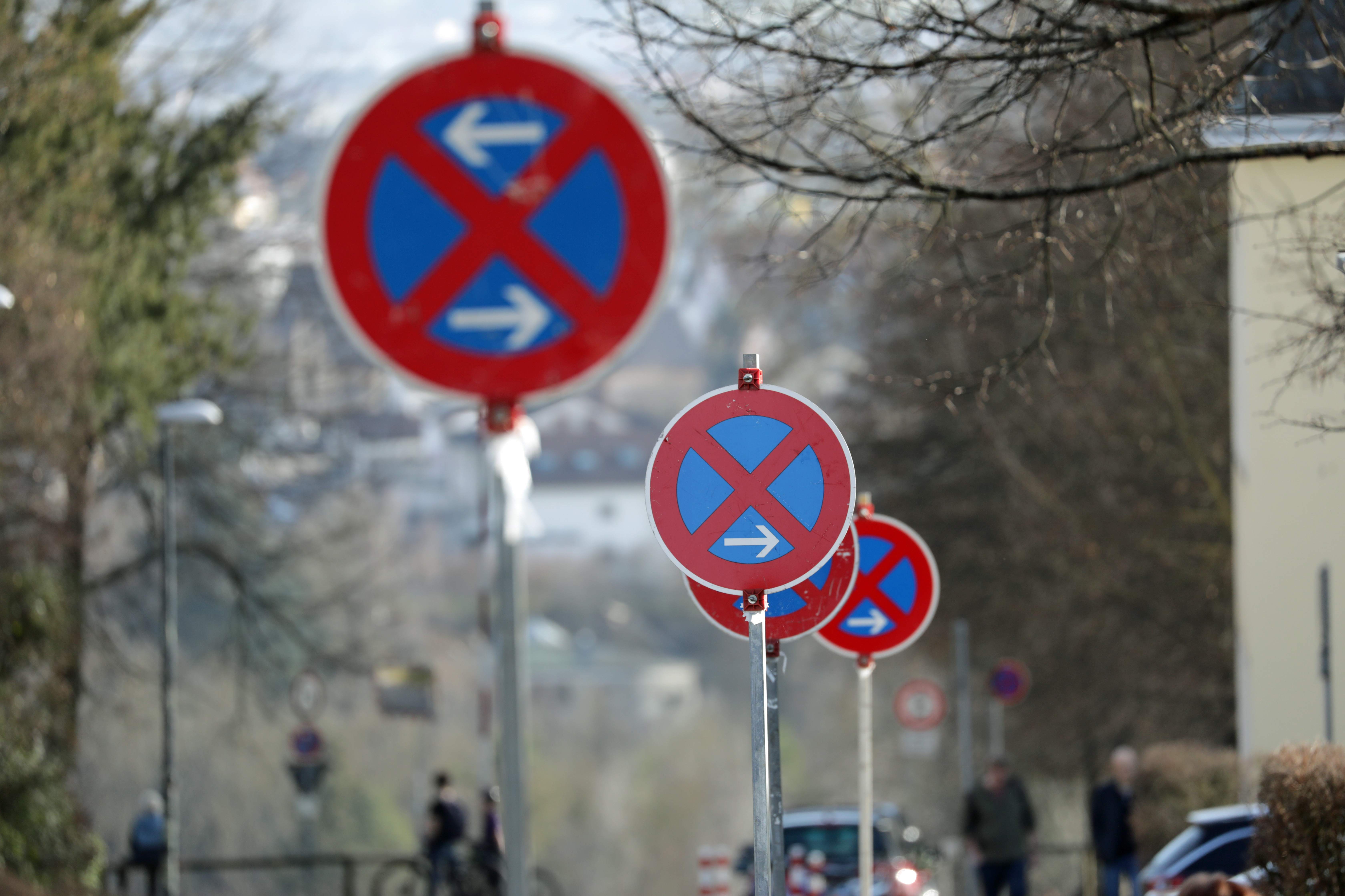Halteverbotsschilder auf einer Straße
